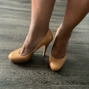 Round toe camel slight platform pumps